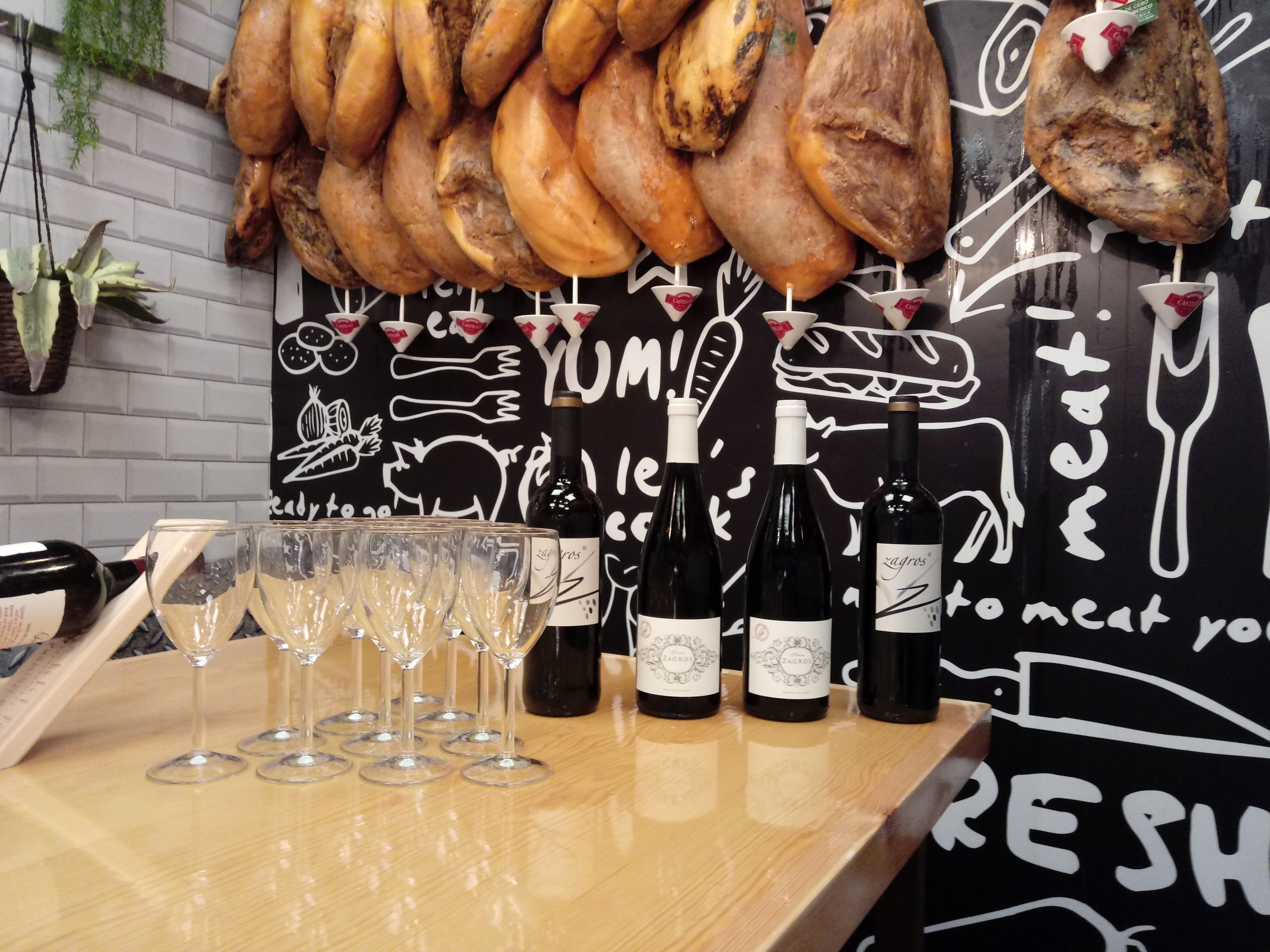 Bodega Viñazagros & Restaurante Cafetería Asador Valero - Las V.V.